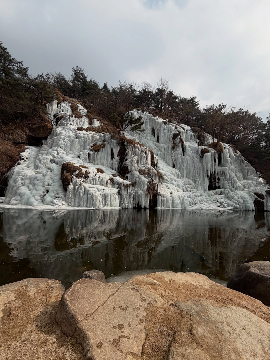 Photo by MUGUASU 무과수 on February 12, 2026. May be an image of nature, lake, water and text.