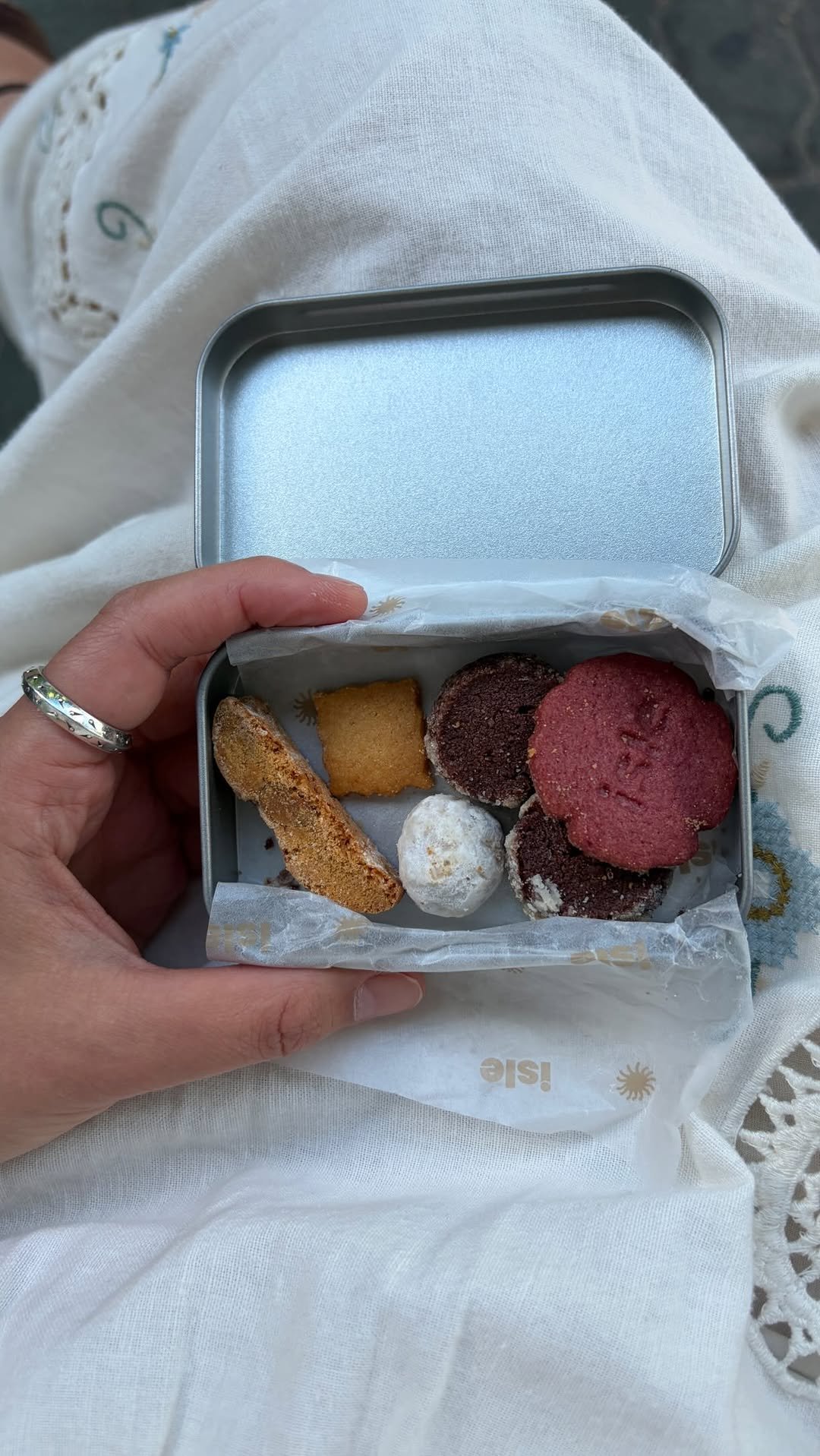 muguasu 게시물 이미지: 🍪 𝗠𝗨𝗚𝗨𝗔𝗦𝗨 𝗫 𝗜𝗦𝗟𝗘 | 𝗦𝗡𝗔𝗖𝗞 𝗧𝗜𝗡 (4000원)
아일 베이커리의...