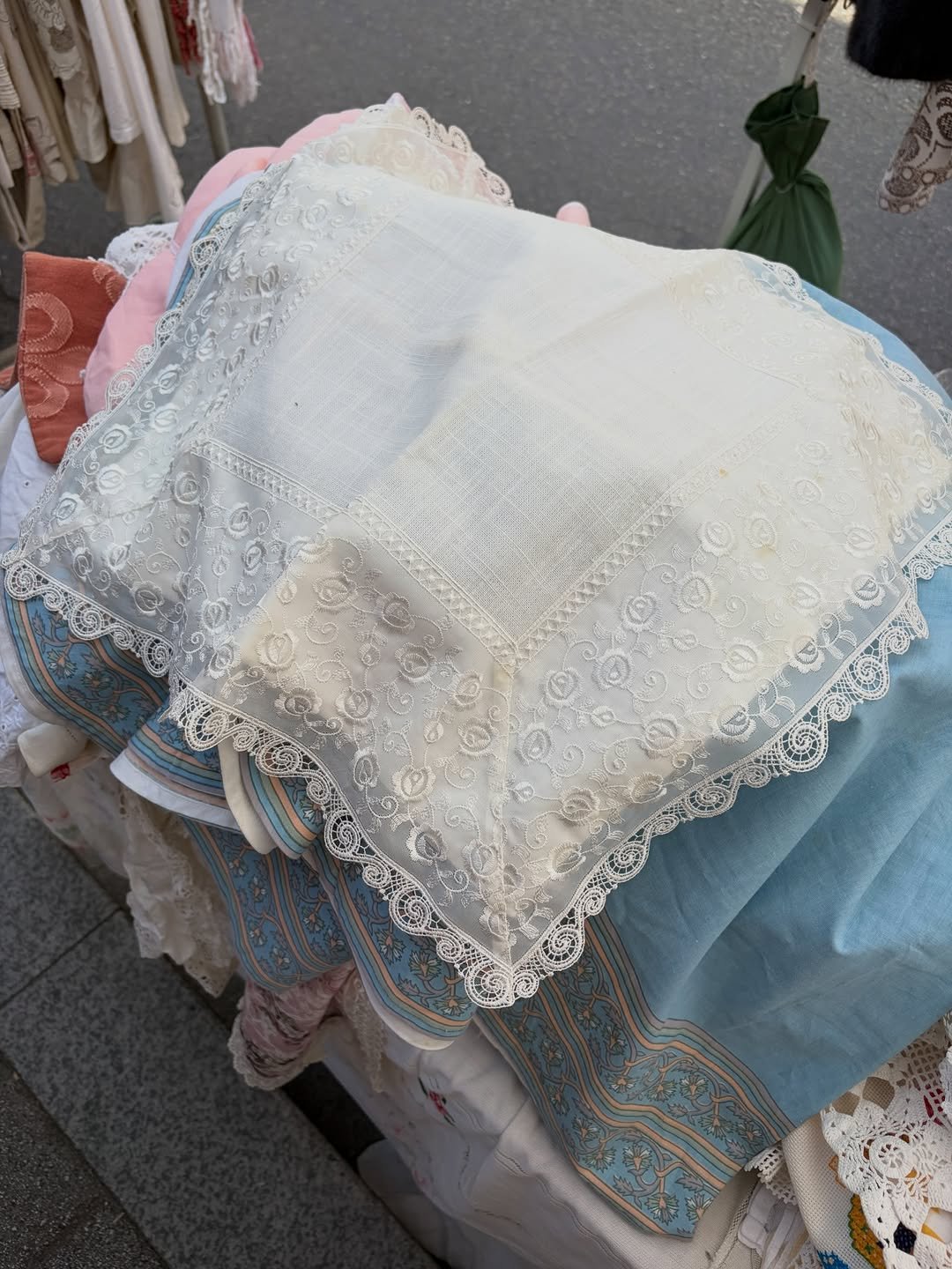 Photo by 무과수 MUGUASU on April 21, 2026. May be an image of lace, tablecloth and text.