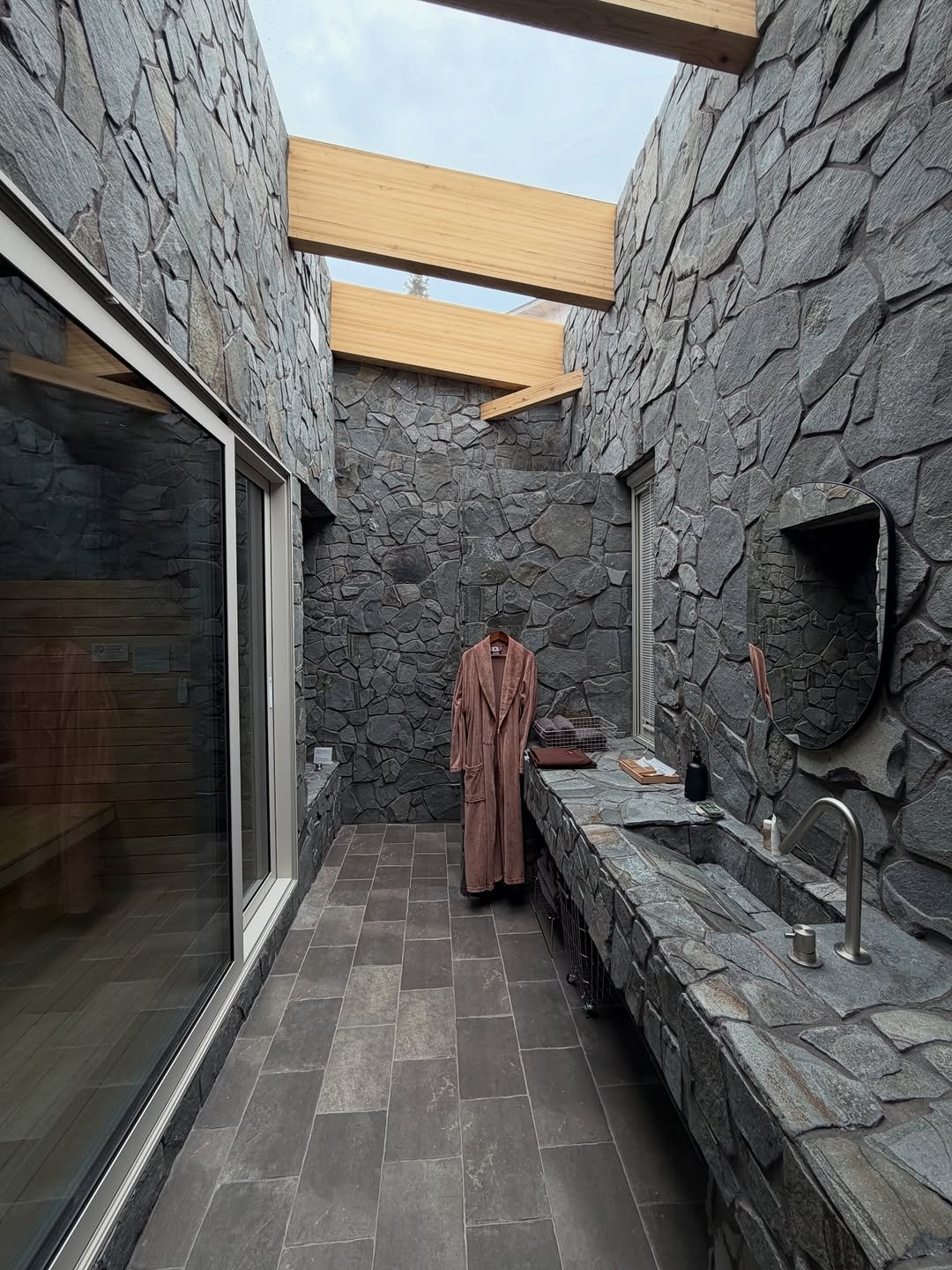 Photo by 무과수 MUGUASU on April 28, 2026. May be an image of sink, sliding door and text.