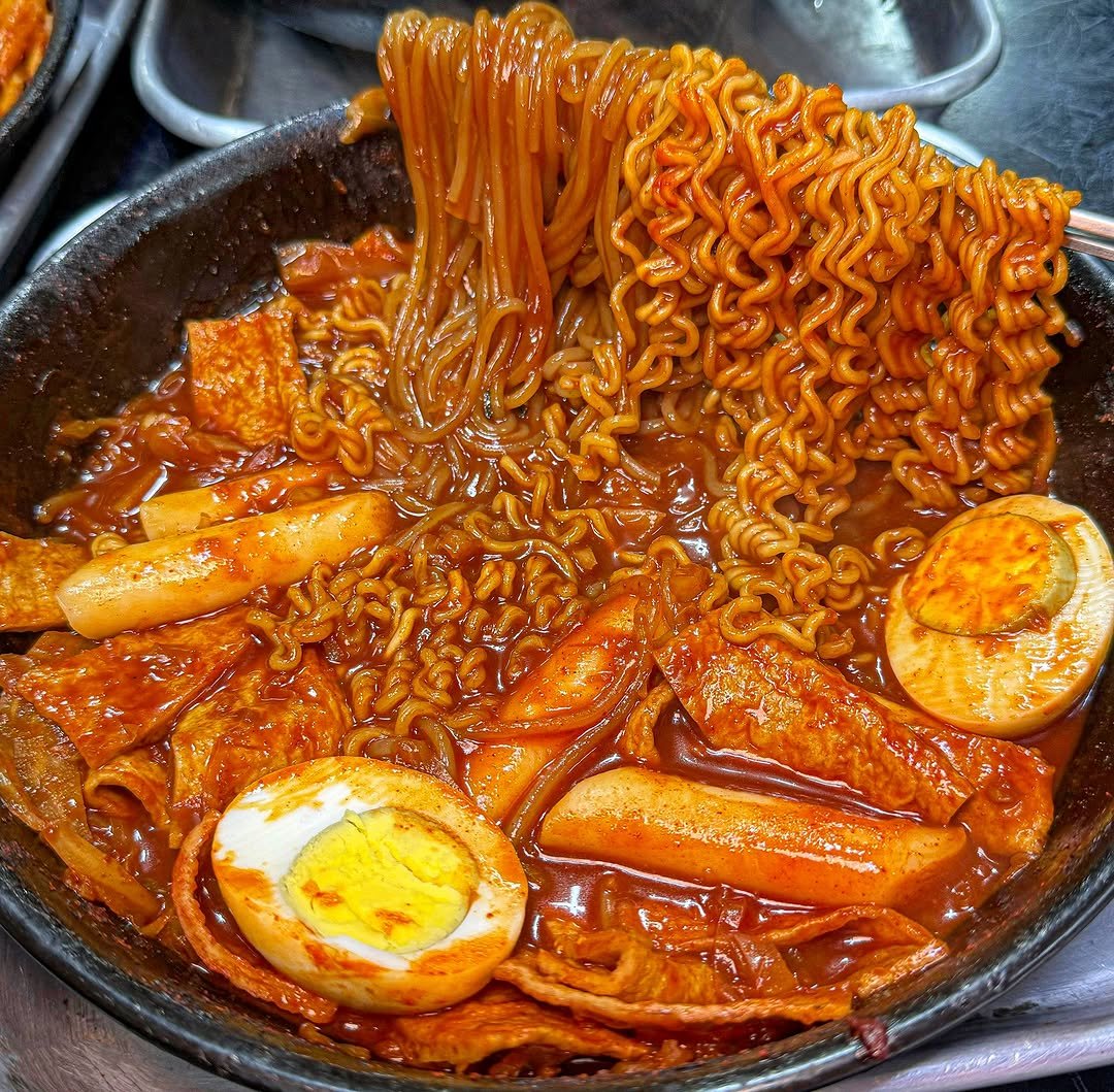 Photo by 자두야 밥먹자 on August 04, 2025. May be an image of ramen, tofu, egg yolk, stew, noodles and text.