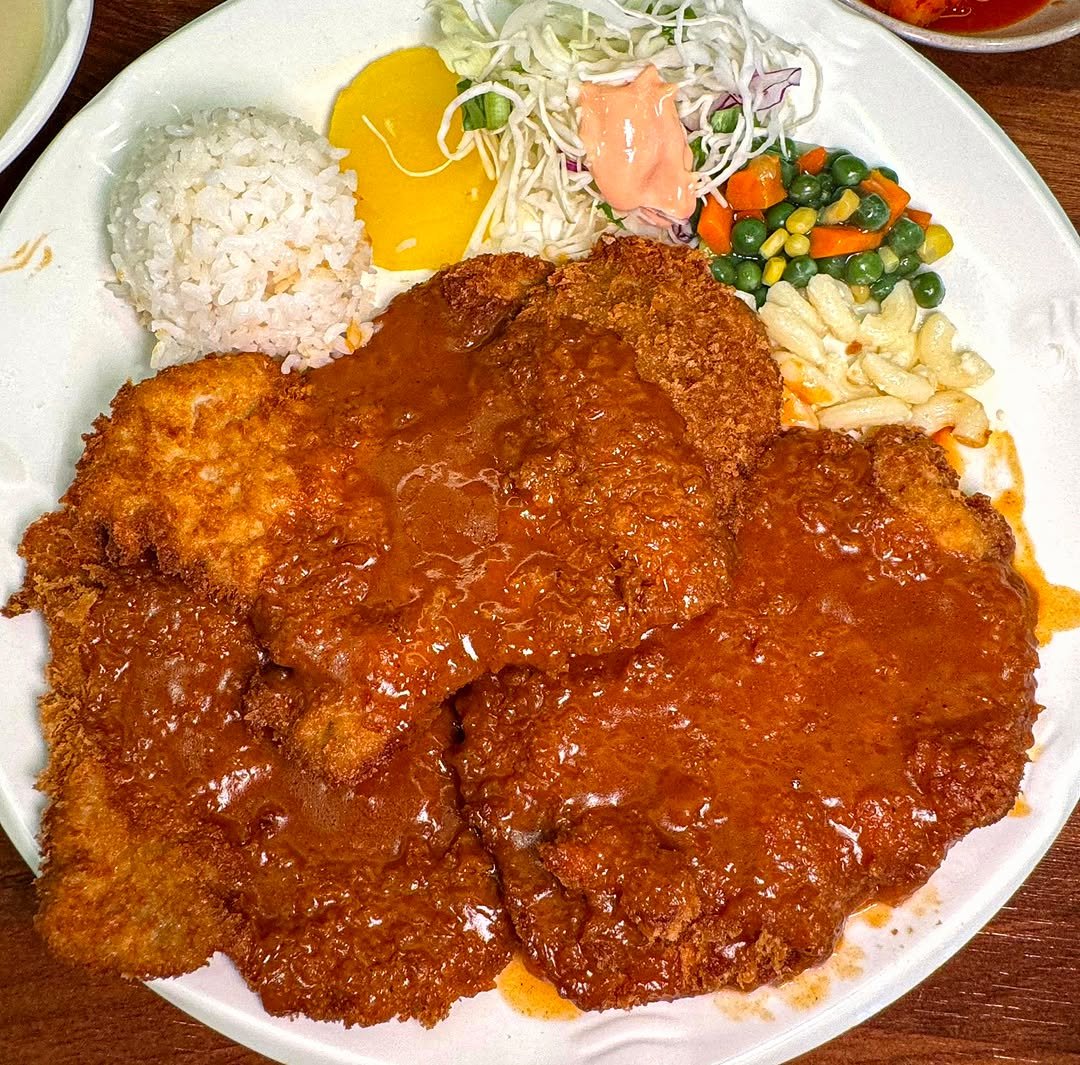 Photo by 자두야 밥먹자 on August 09, 2025. May be an image of steak, cutlet and text.