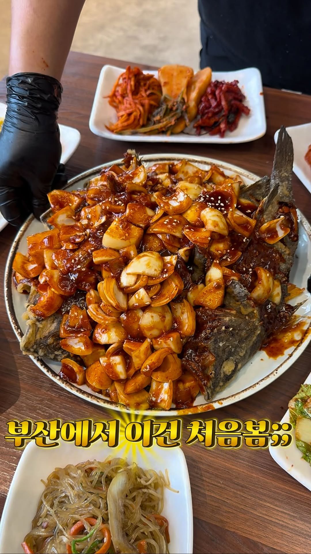 muk_jeong 게시물 이미지: 부산에서 
이렇게 먹는곳은 
진짜 처음 봤는데요 🥹🥹

여긴 단돈 만원대로...