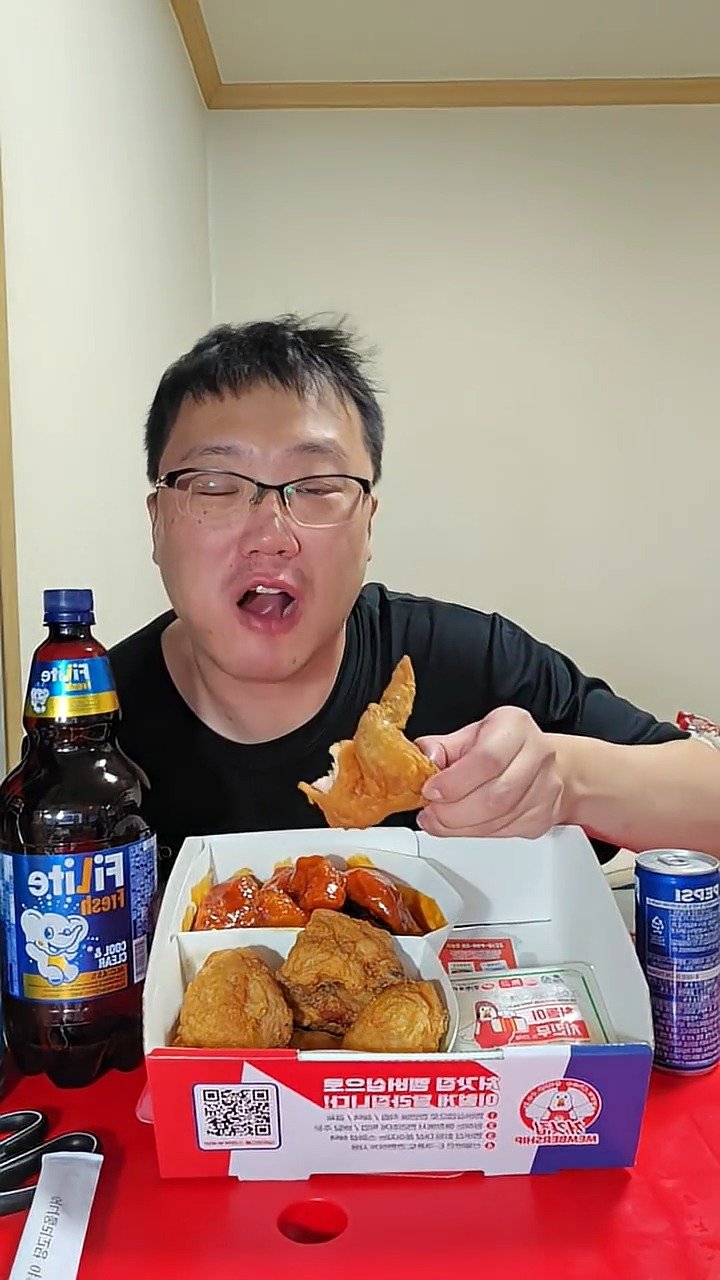 mukbang_cb.uncle 게시물 이미지: 말복 복날 삼계탕 대신 처갓집양념치킨 반반치킨 후라이드치킨 허니올리고당야채양념치킨...