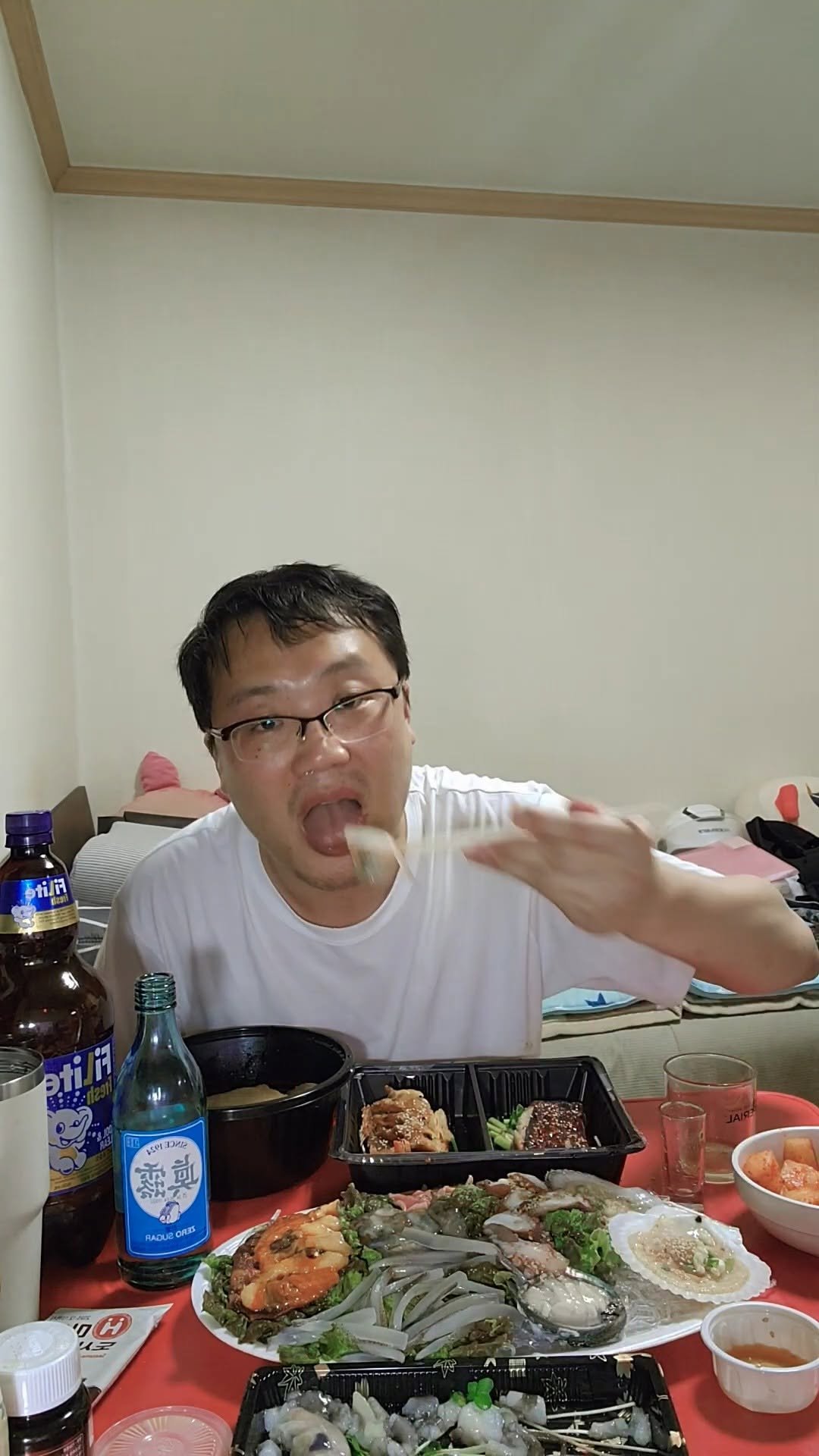 mukbang_cb.uncle 게시물 이미지: Assorted Seafood 모듬해산물에 소주한잔 마시는 40대 유튜버 吃播...