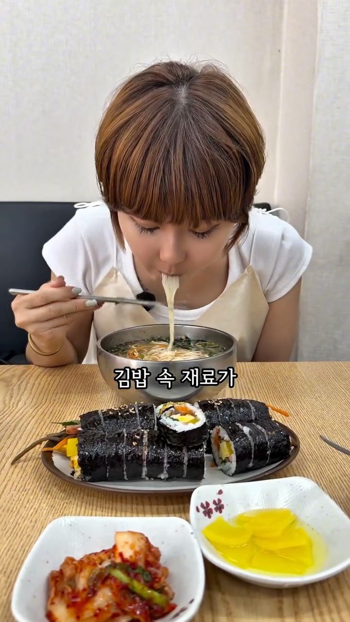 mukkmee 게시물 이미지: 김밥 맛집이라면
꼭 찾아가보는데..
단골들이 많은
김밥이 맛있다는 집
이 집 
속이...