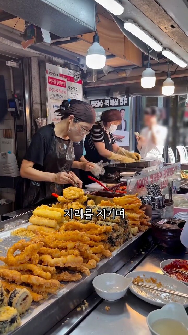 mukkmee 게시물 이미지: 이 동네 사람이라면
한 번쯤 들어봤을 이름..

굵은 쌀떡 떡볶이에
튀김을 푹 찍어...