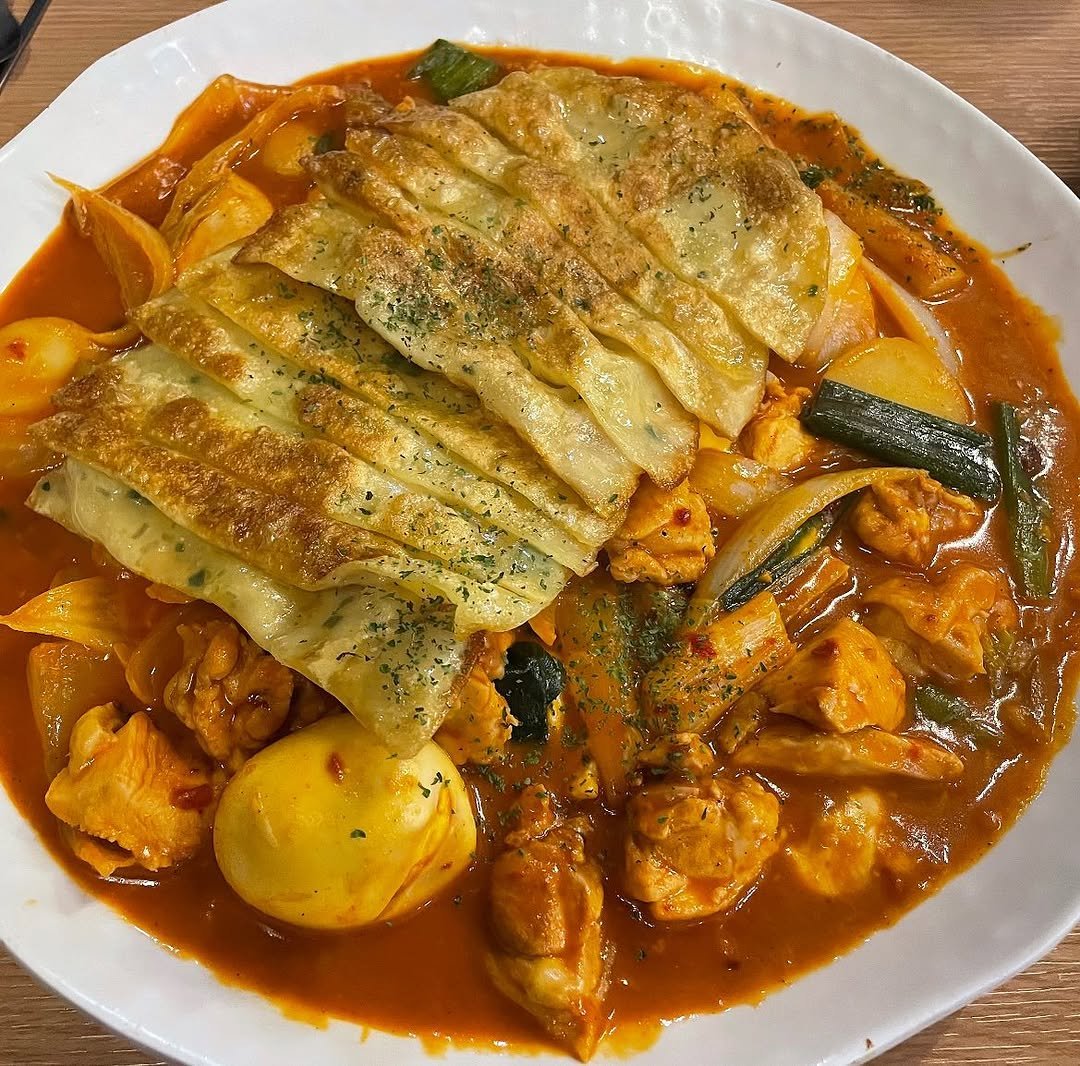 muksta_daily 게시물 이미지: 동궁찜닭_로제찜닭
⭐️⭐️⭐️

저는 동궁찜닭에서 황금찜닭이랑 간장찜닭을 좋아해요...
