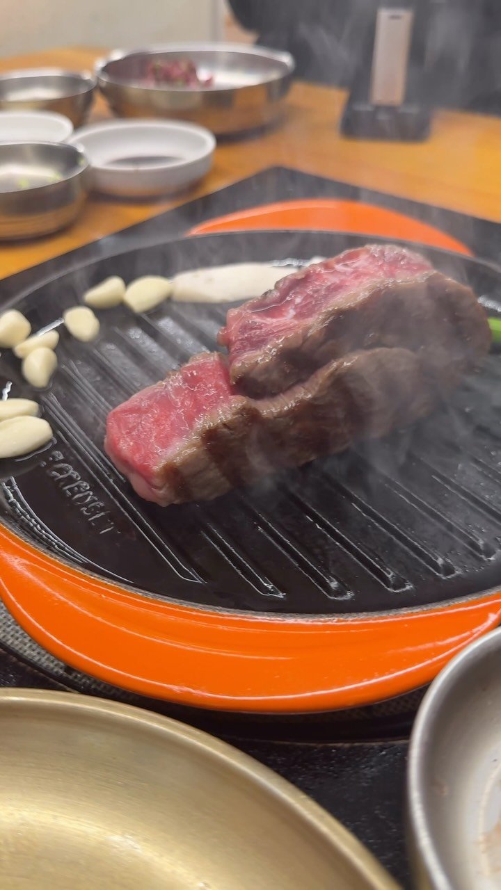 mulcheonhanwoo 게시물 이미지: "새우살" | "스테이크" 

. #새우살 서브되었습니다 

🦐 새우살을
🥩...