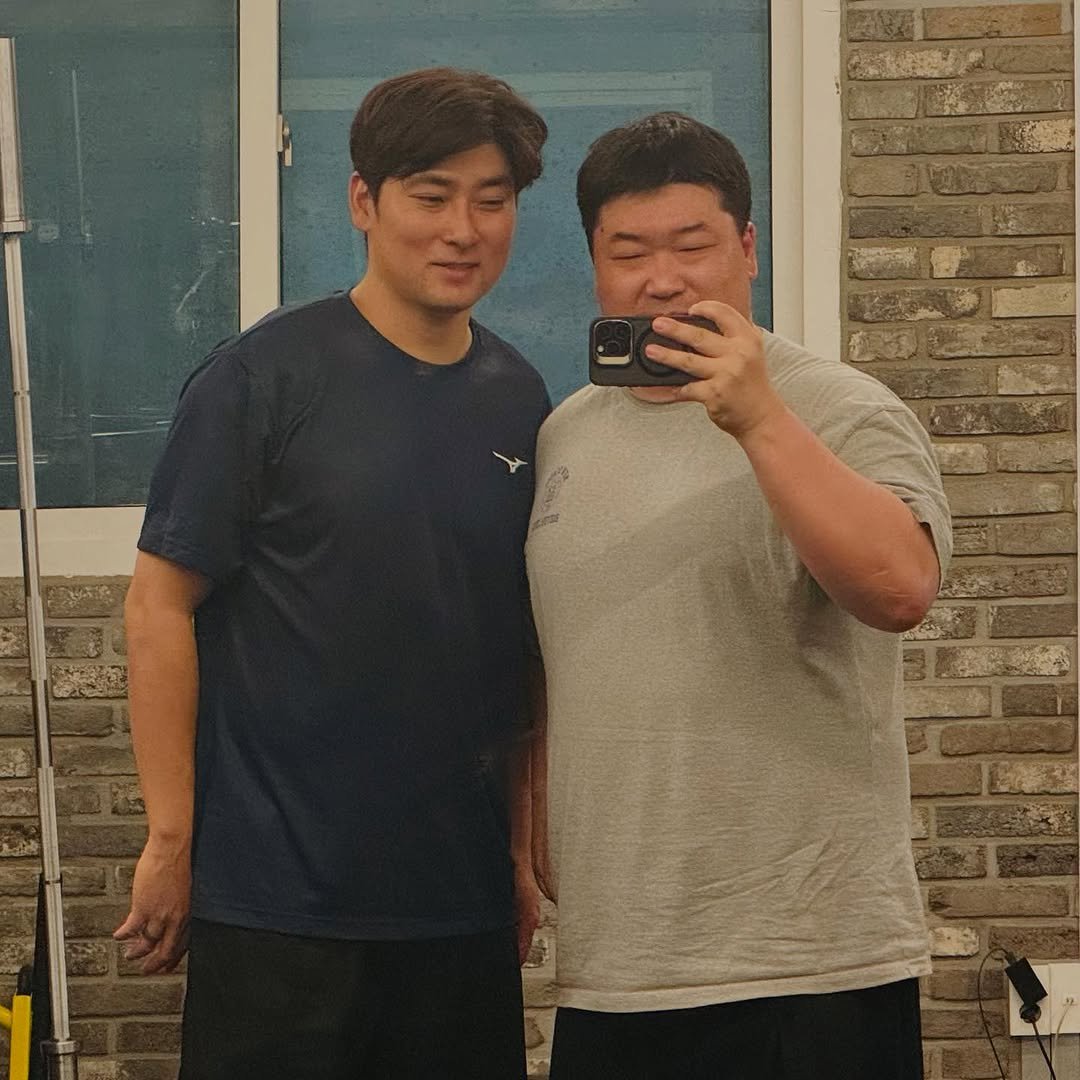 Photo by 물리트니스 김선생 on August 22, 2025. May be a selfie of 2 people, biceps, punching bag and text.