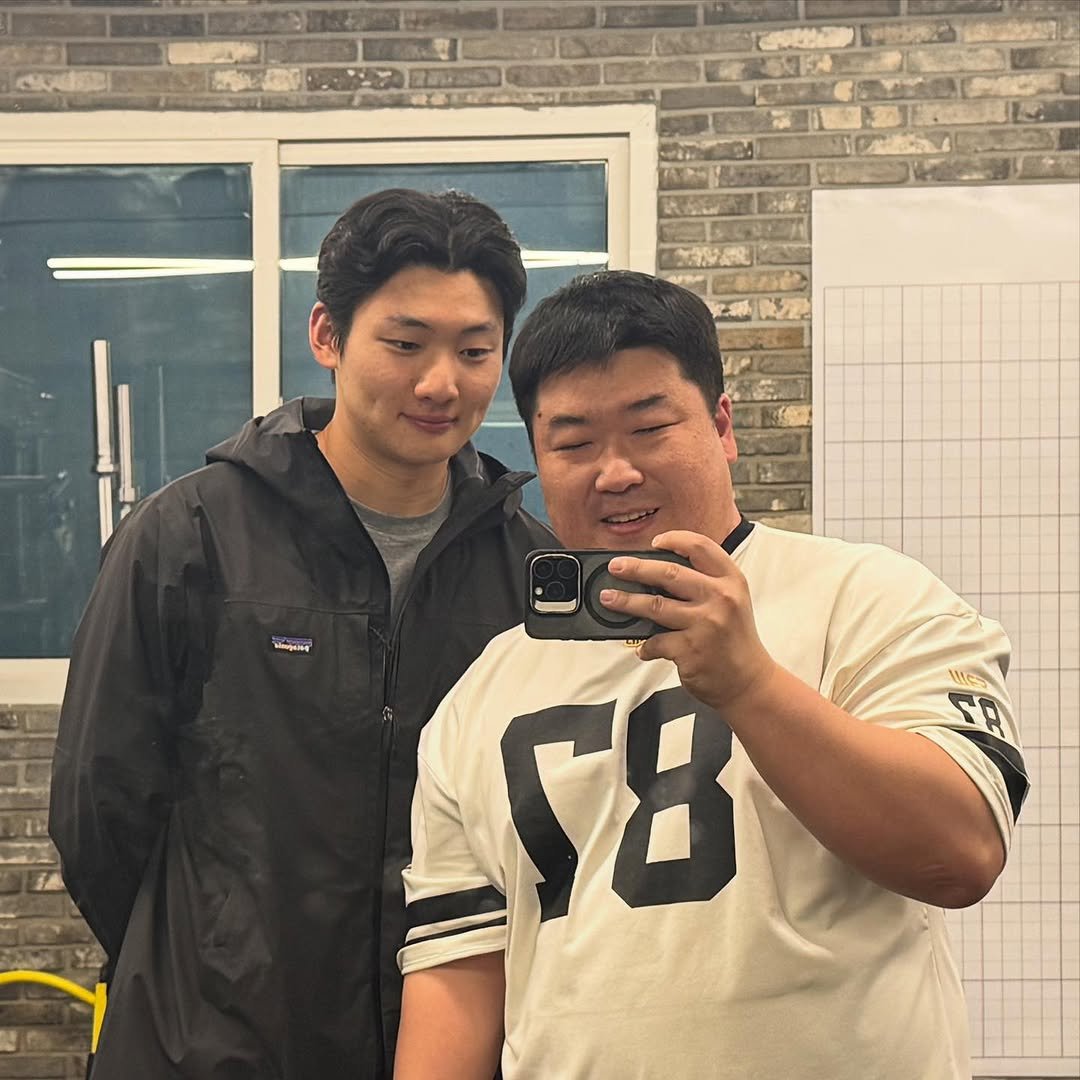 Photo by 물리트니스 김선생 on October 12, 2025. May be a selfie of one or more people, beard, hair and text.