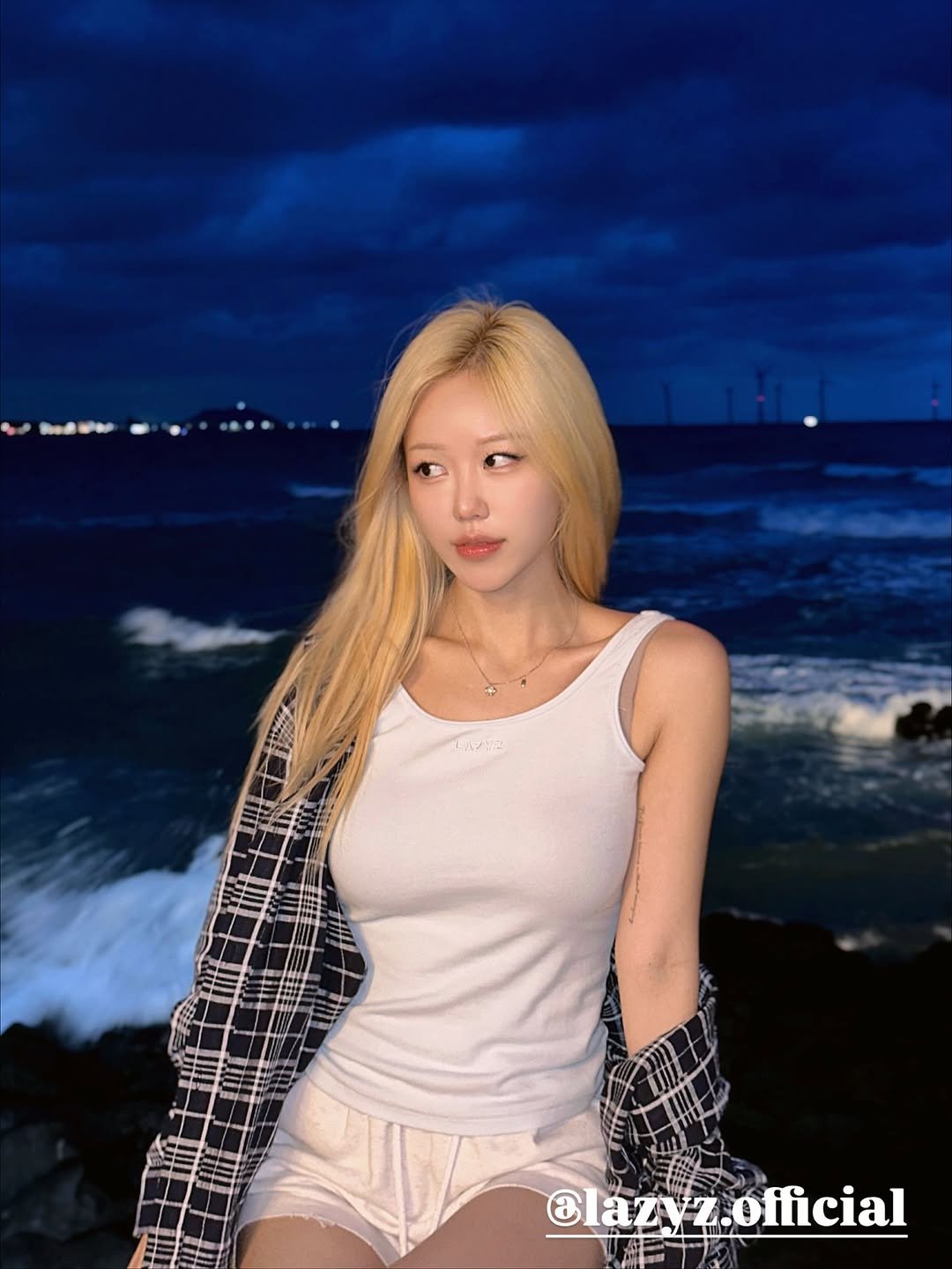 Photo shared by Kim Mumu on November 06, 2025 tagging @lazyz.official. May be an image of one or more people, hair, top, beach and text that says '혼리생리 t Elaz lazyz.official official'.