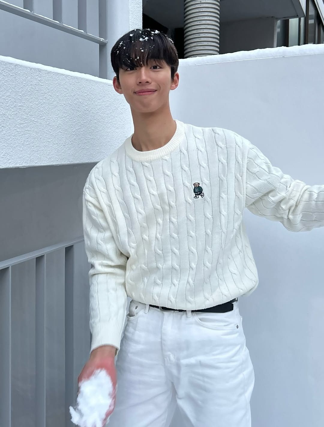 Photo by 조명식 on December 05, 2025. May be an image of one or more people, bangs, top, turtleneck and text.