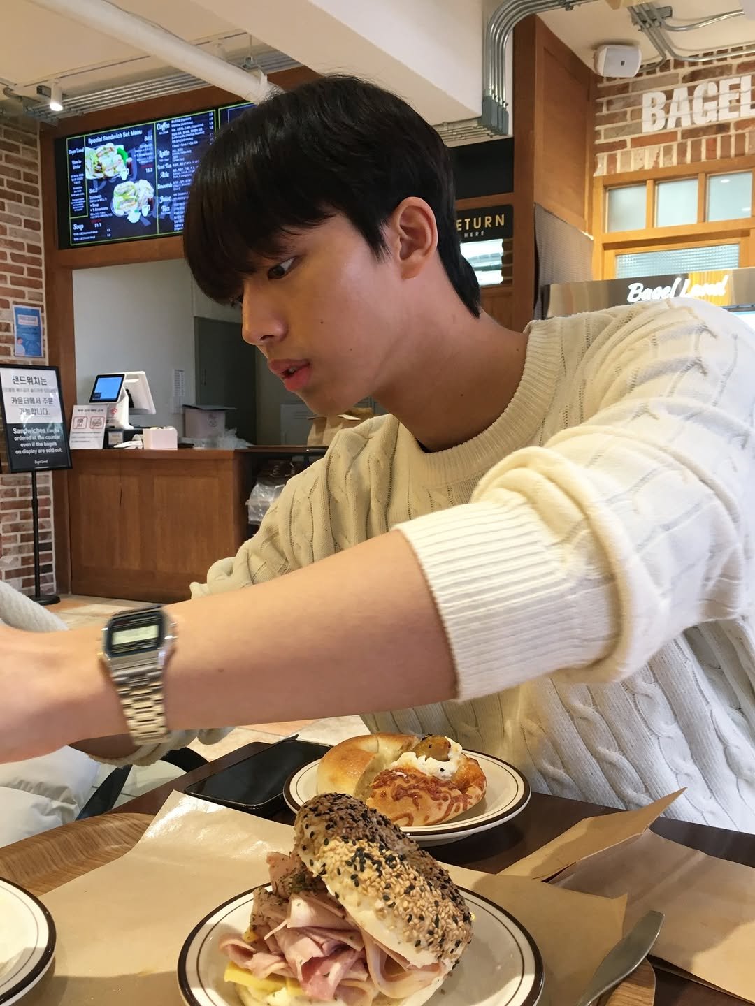 Photo shared by 조명식 on December 07, 2025 tagging @casiowatches_kr. May be an image of text.