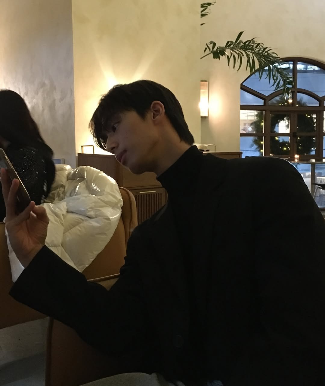 Photo by 조명식 on January 20, 2026. May be an image of one or more people, hair, duffle coat, overcoat, turtleneck, bolo tie and text.