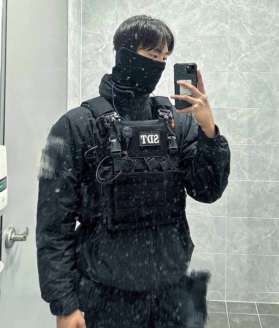 Photo by 조명식 on December 31, 2025. May be an image of sling, military uniform, face mask, vest, parka and text.