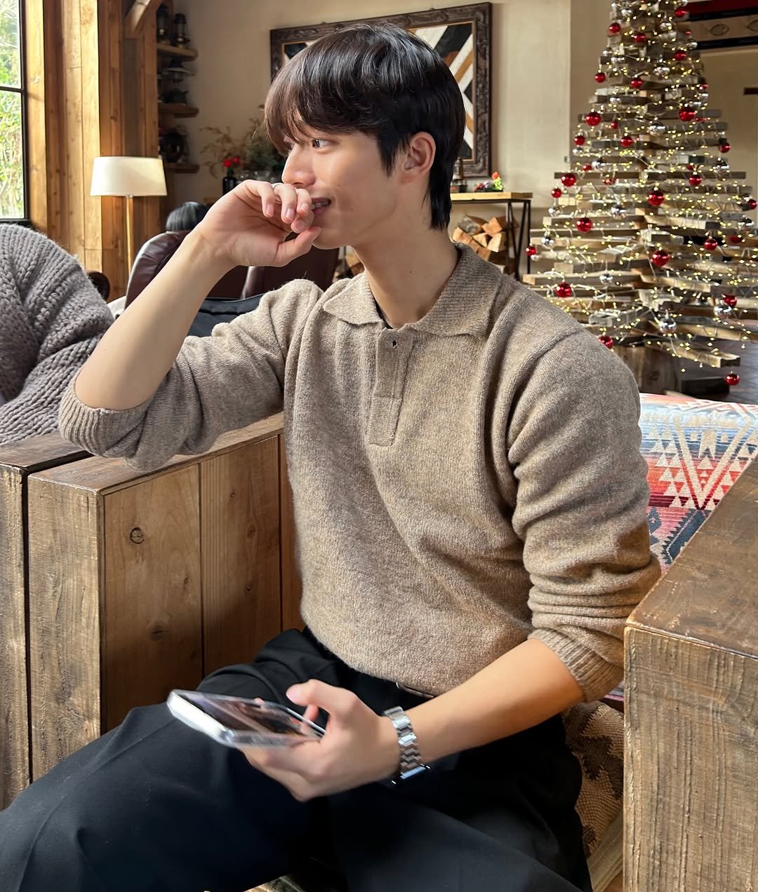 Photo by 조명식 on January 26, 2026. May be an image of one or more people, hair, tree and text.