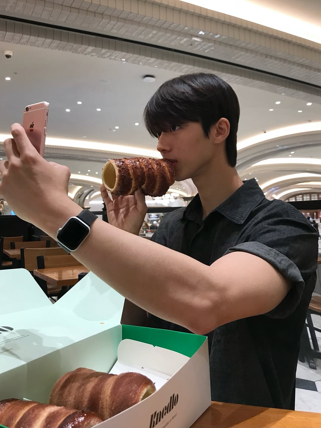 mung_0205 게시물 이미지: 맨날 빵만 먹고 살고싶다..🤤🥖🤍

친구가 강남 신세계백화점에서 빵 팝업을 열어서...