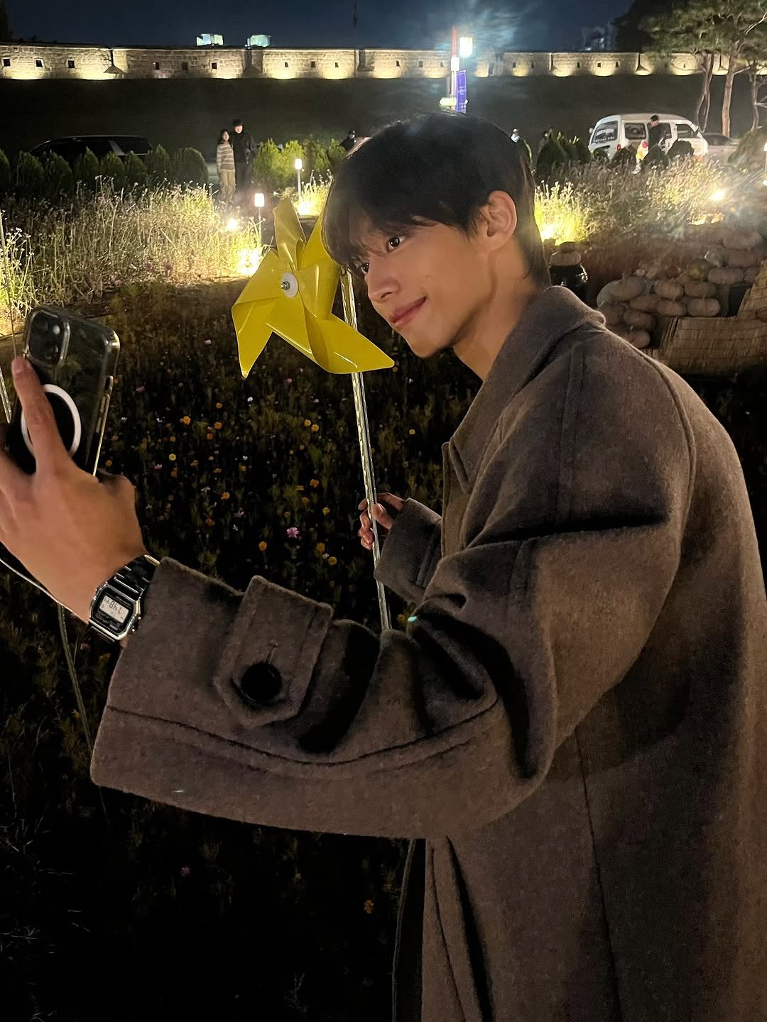 Photo by 조명식 on November 10, 2025. May be an image of overcoat, duffle coat, night, outdoors and text.