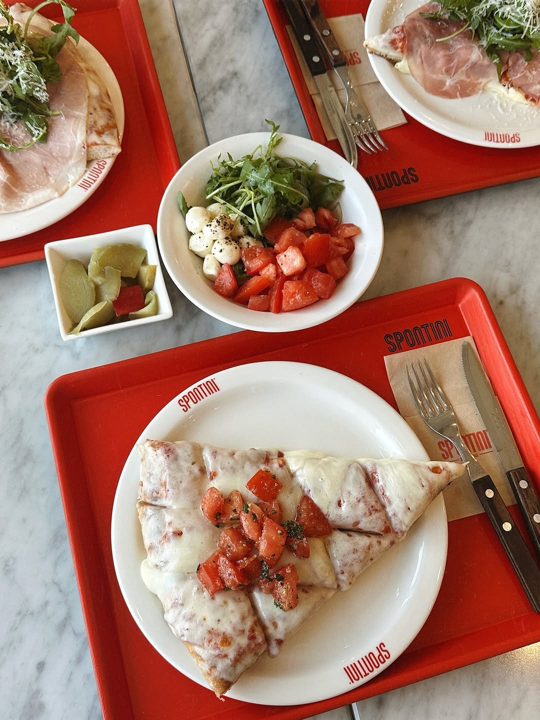 Photo by 문학동네 해외3팀 on August 05, 2025. May be an image of omelet, smoked salmon, watermelon, mozzarella, tomato and text.