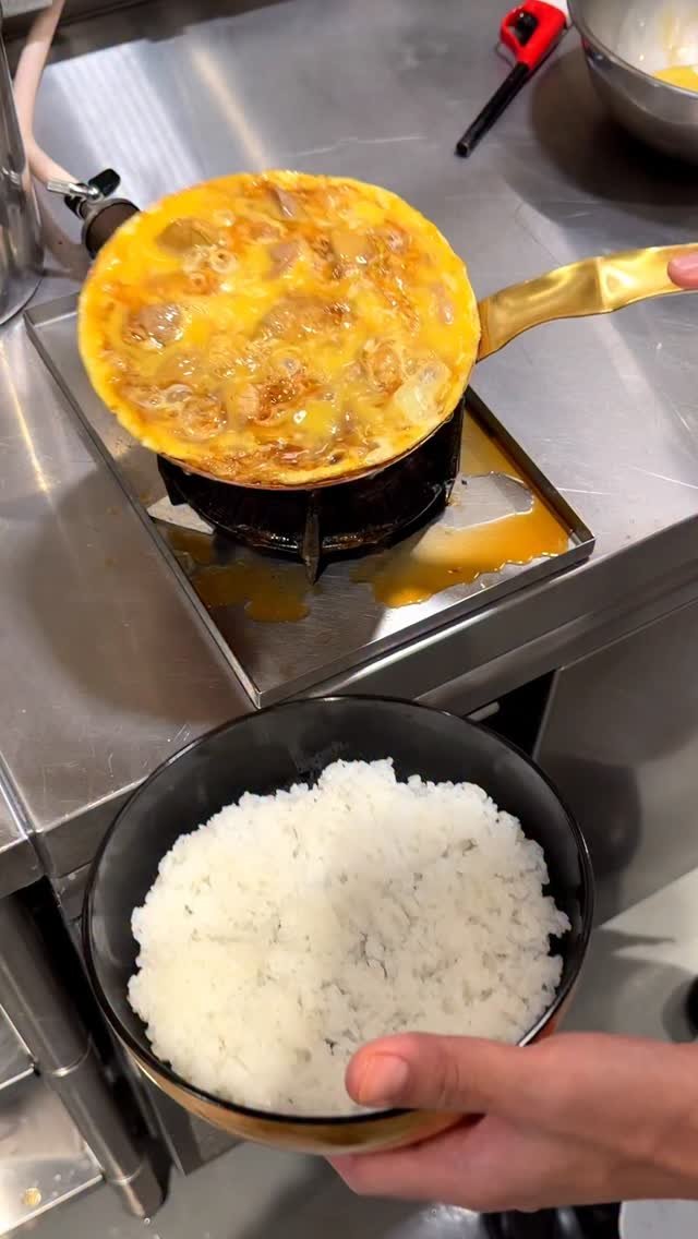 muni_gurume_japan 게시물 이미지: 【玉ひで】
@東京：人形町駅から徒歩1分

希少な白レバーを散りばめた親子丼を食べられるお店。...