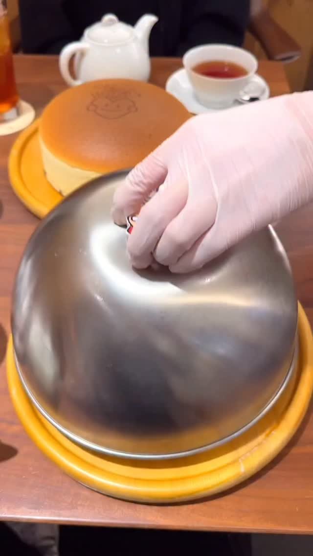 muni_gurume_japan 게시물 이미지: 【りくろーおじさん（陸カフェROOM）】
@大阪（難波）

超ぷるぷるな焼きたてチーズケーキを...