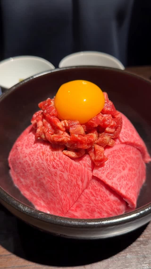 muni_gurume_japan 게시물 이미지: 【焼肉じゅん】
@東京（二子玉川）

頂上にユッケを載せた「生肉ユッケ牛丼」を食べられる焼肉店...