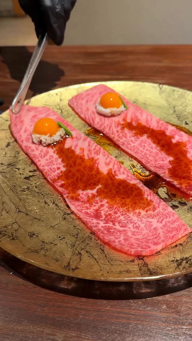 muni_gurume_japan 게시물 이미지: 【焼肉いのうえ】
@東京（吉祥寺）

卵黄とご飯を巻いて焼き上げるザブトン巻きすきを食べられる...