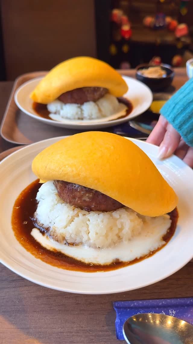 muni_gurume_japan 게시물 이미지: 【馳走おがた】
@新宿（期間限定）

極厚ハンバーグを挟んだチーズオムライスを食べられるお店。...