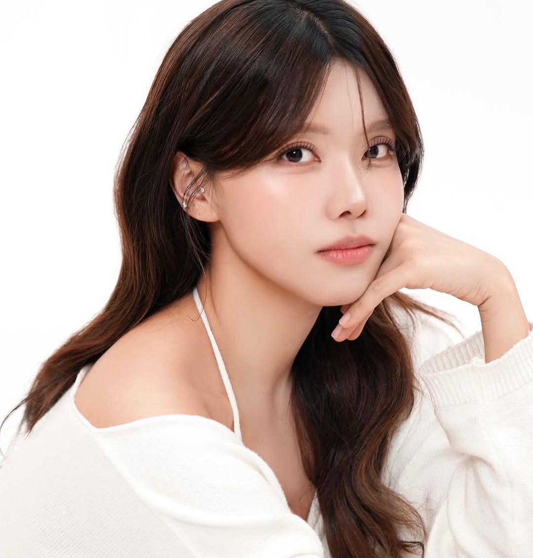 Photo shared by 강남메이크업 부산메이크업 홍대메이크업 서면메이크업 청담메이크업 압구정메이크업 멉씨 김소연 on March 17, 2026 tagging @mup_sy, @mupsy_academy, @oldmoon_studio_, and @wedding_mupsy. May be an image of one or more people, hair and text.