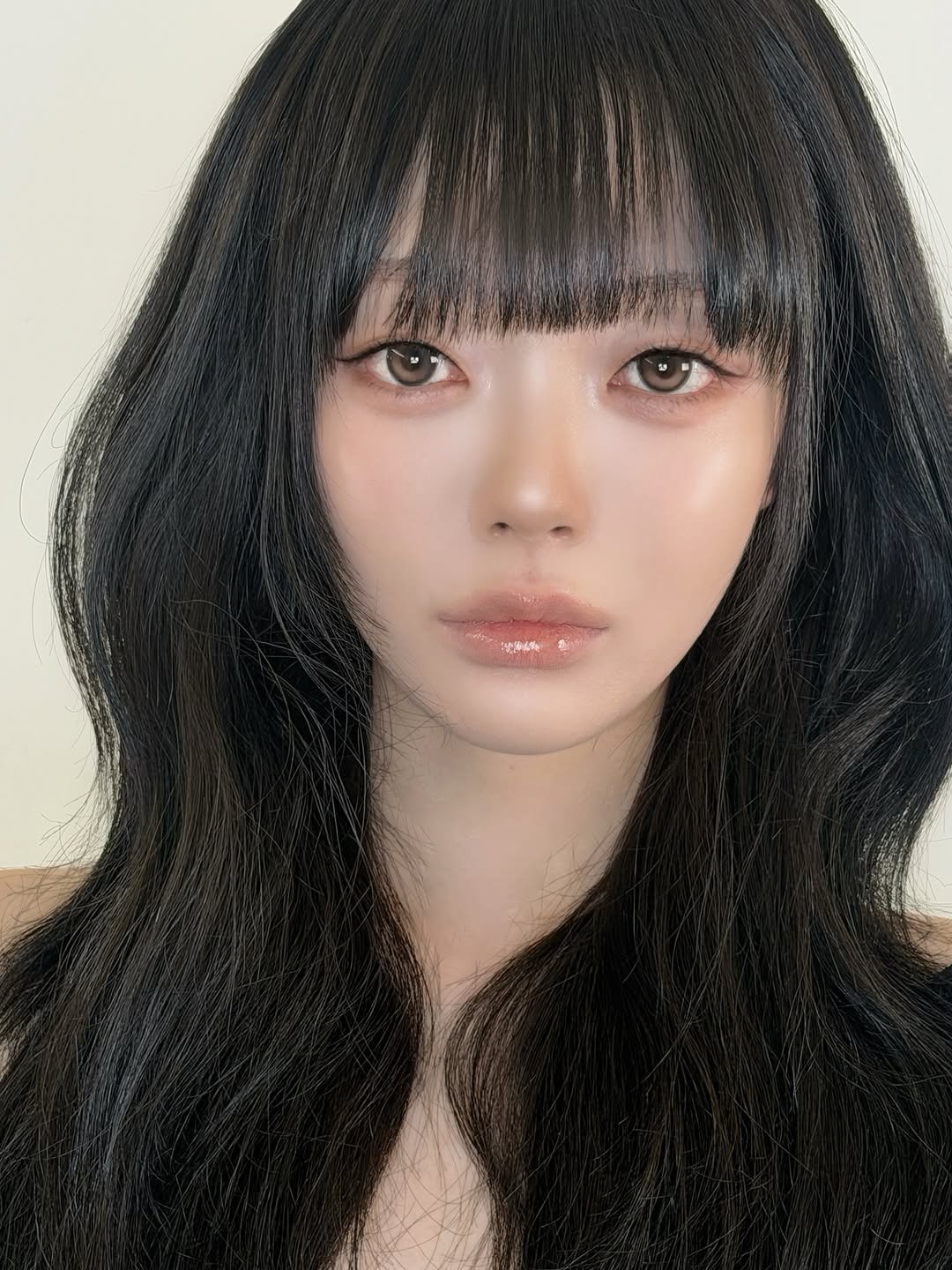 Photo shared by 강남메이크업 부산메이크업 홍대메이크업 서면메이크업 청담메이크업 압구정메이크업 멉씨 김소연 on April 06, 2026 tagging @mup_sy, @mupsy_academy, and @wedding_mupsy. May be an image of one or more people, bangs, braids, long hair, makeup and text.