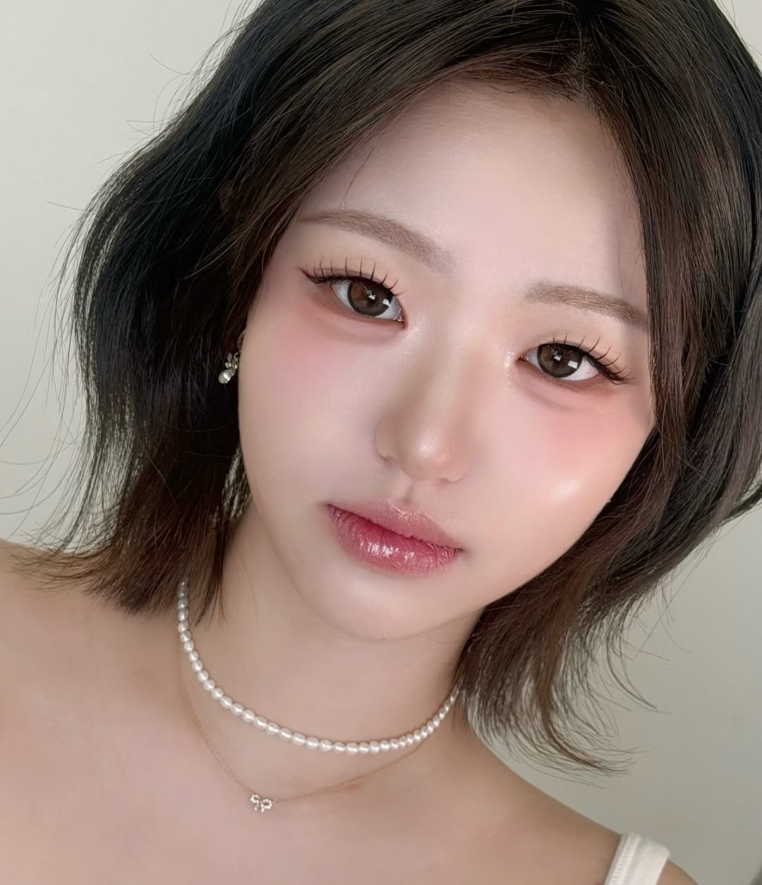 Photo shared by 강남메이크업 부산메이크업 홍대메이크업 서면메이크업 청담메이크업 압구정메이크업 멉씨 김소연 on April 06, 2026 tagging @mup_sy, @mupsy_academy, and @wedding_mupsy. May be an image of one or more people, braids, makeup, lipstick and text.