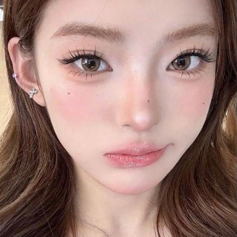 Photo by 강남메이크업 부산메이크업 홍대메이크업 서면메이크업 청담메이크업 압구정메이크업 멉씨 김소연 in Busan 釜山, South Korea with @mup_sy, @mupsy_academy, and @wedding_mupsy. May be a closeup of one or more people, makeup, hair and text.