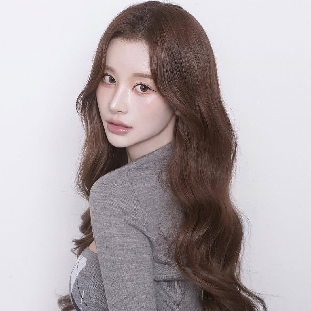 Photo shared by 강남메이크업 부산메이크업 홍대메이크업 서면메이크업 청담메이크업 압구정메이크업 멉씨 김소연 on March 18, 2026 tagging @mupsy_academy, @mupsy_eyelash, @wedding_mupsy, and @lowsat_. May be an image of one or more people, braids, long hair, top and text.