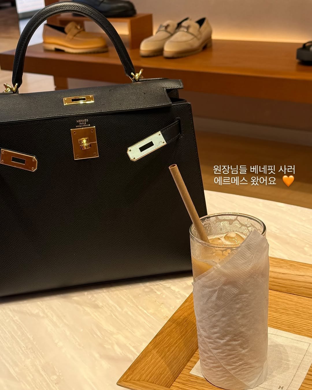 Photo shared by 파메스테틱 슈퍼젝션 입점교육 전문 | 에스테틱창업교육 피부복구센터 청주슈퍼젝션 | 뮤리엘대표 오한솔 on July 08, 2025 tagging @muri_l__ceo. May be an image of saddle-stitched leather, drink, purse and text that says '20862 一 원장님들 베네핏 사러 에르메스 에르메스왔어요 왔어요'.