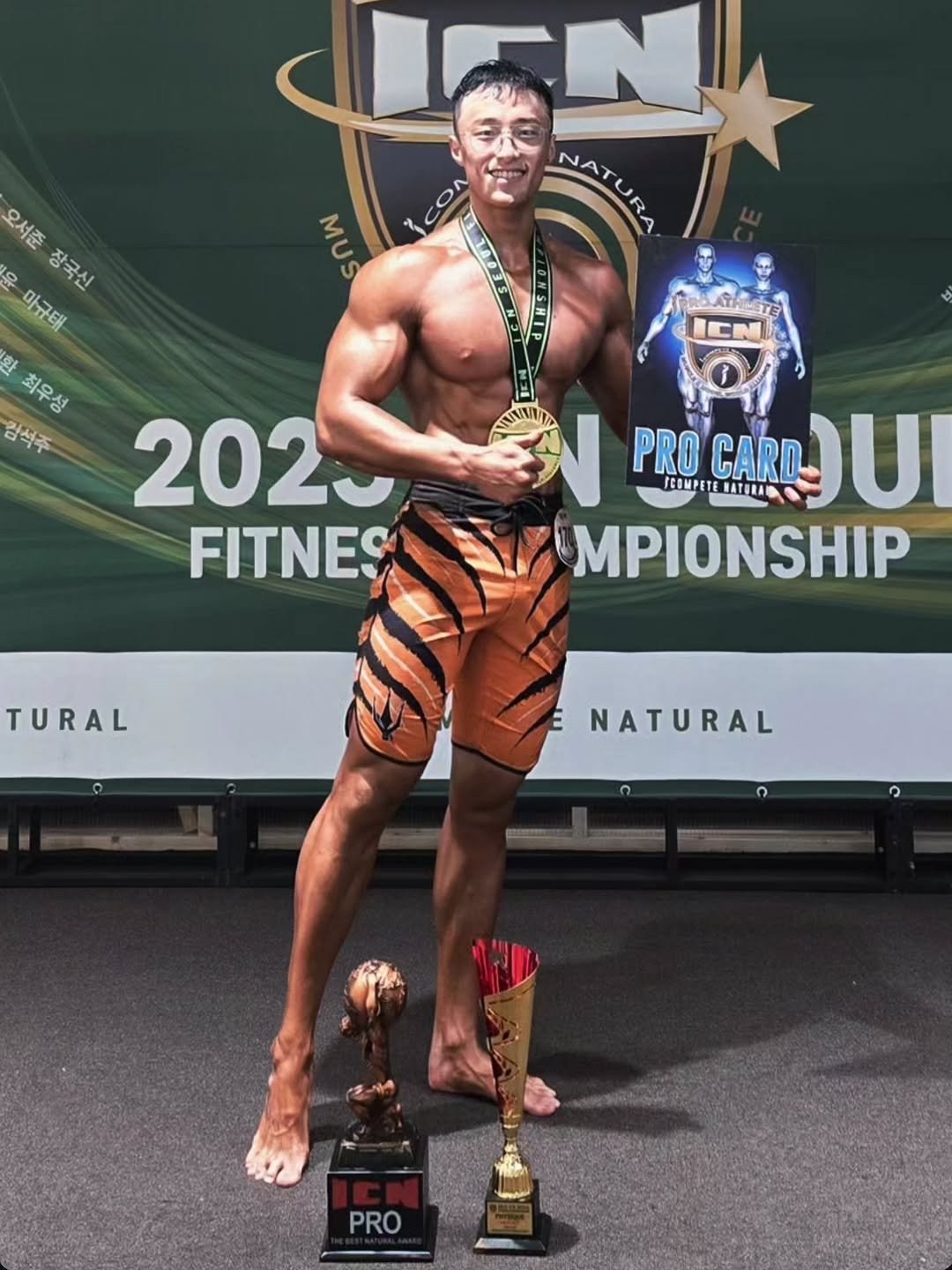 Photo by 상체충 좌용관 / 광주PT🌐 on October 03, 2025. May be an image of 1 person, biceps, body building and text that says 'COn MM 오서준 40 장국신 마규태 마구테 환 화 최우성 암석주 NATURA NATUIRA NATUR ICN 202 FITNES NWWIT N PROCARD PRO CARD UI FCOMPETE FCOMPETEBATILAN PROCARN)U HATEBAU MPIONSHIP TURAL NATURAL PRO'.