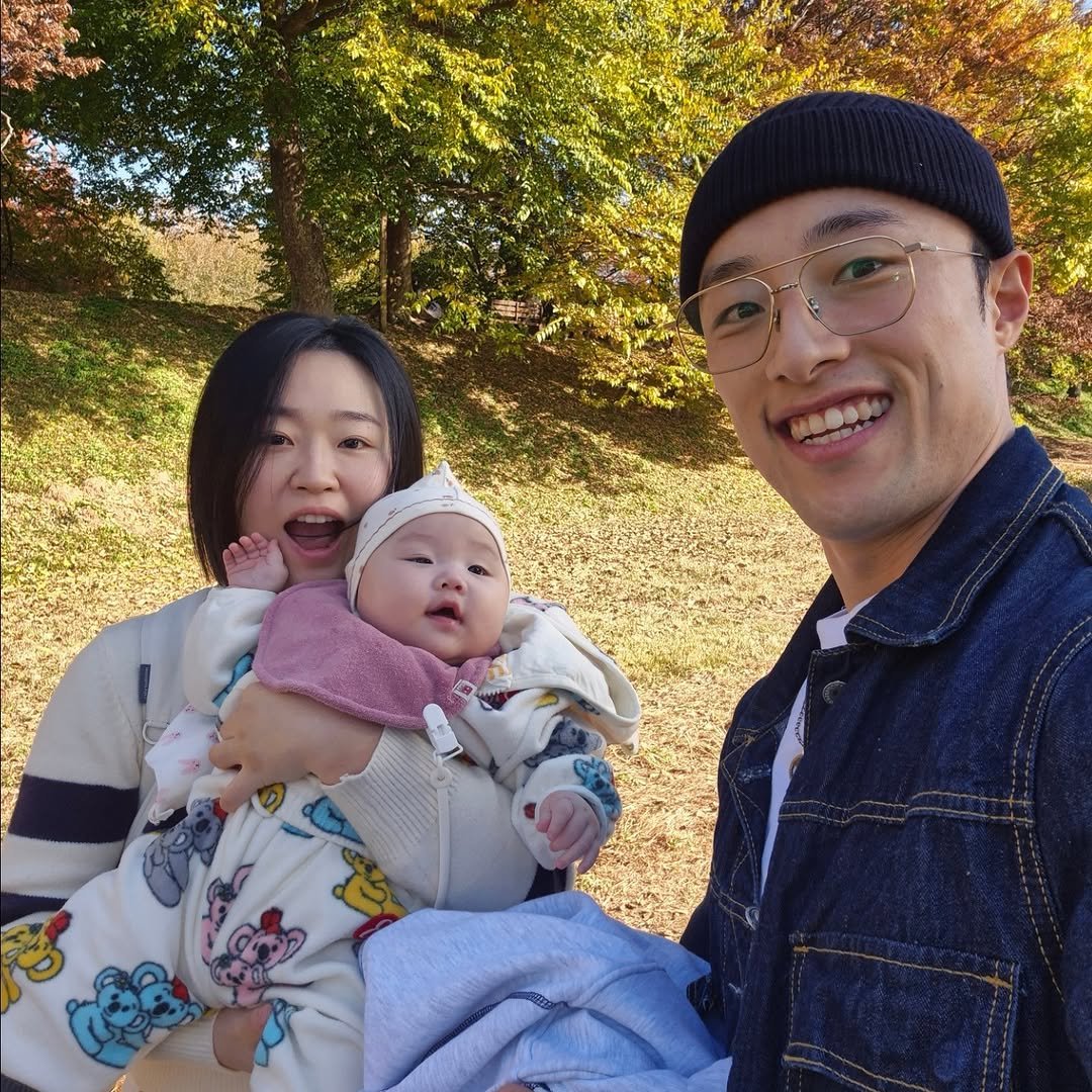 Photo shared by 상체충 좌용관 / 광주PT🌐 on November 16, 2025 tagging @ming_u91. May be an image of baby, duffle coat, picnic, park and text.