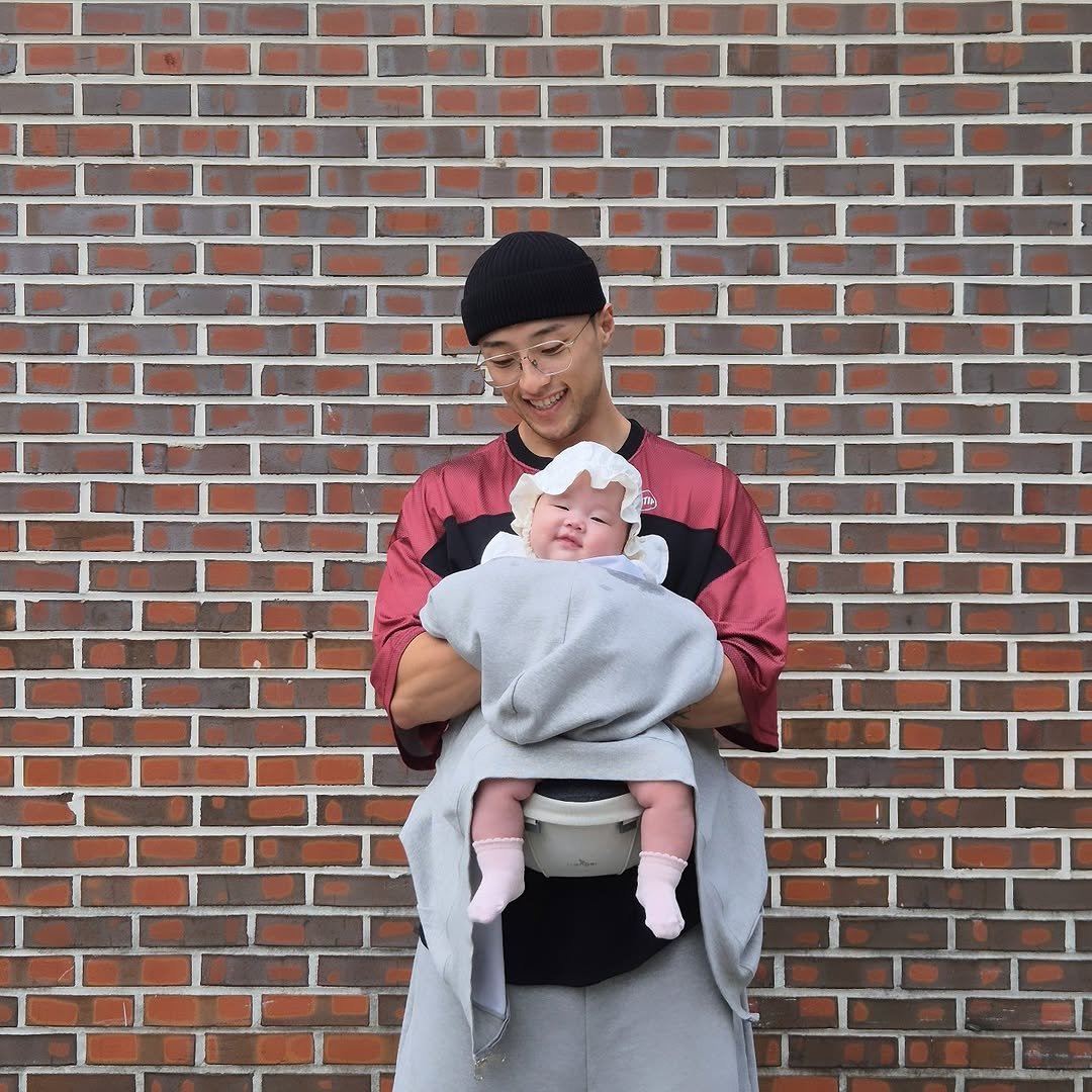Photo by 상체충 좌용관 / 광주PT🌐 on September 30, 2025. May be an image of 1 person, baby, sling, turban, brick wall and text.