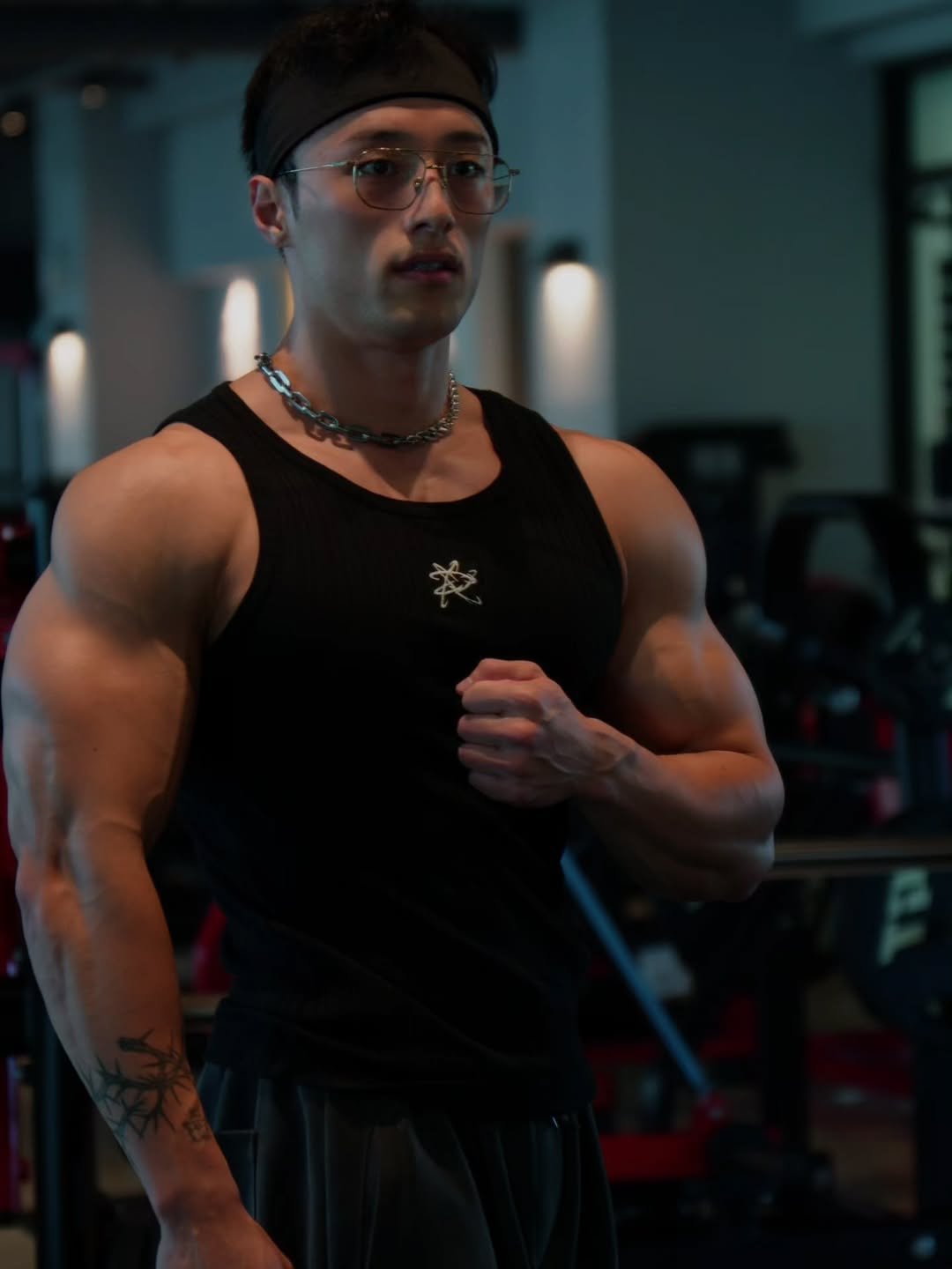 Photo by 상체충 좌용관 / 광주PT🌐 on November 05, 2025. May be an image of one or more people, biceps, people bodybuilding, activewear, sportswear, dumbbell and text.