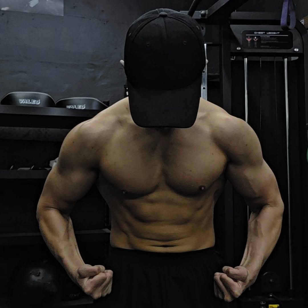 Photo by 근육TV in 대한 민국. May be an image of one or more people, biceps, people bodybuilding and text.