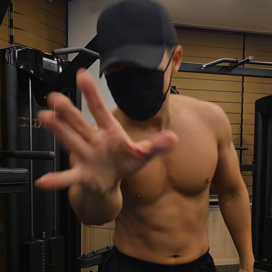 Photo by 근육TV in 대한 민국. May be an image of one or more people, biceps, people bodybuilding and text.