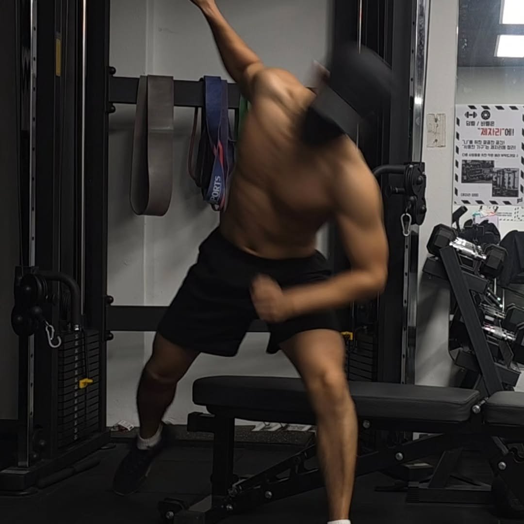 Photo by 근육TV on November 08, 2025. May be an image of dumbbell and text.