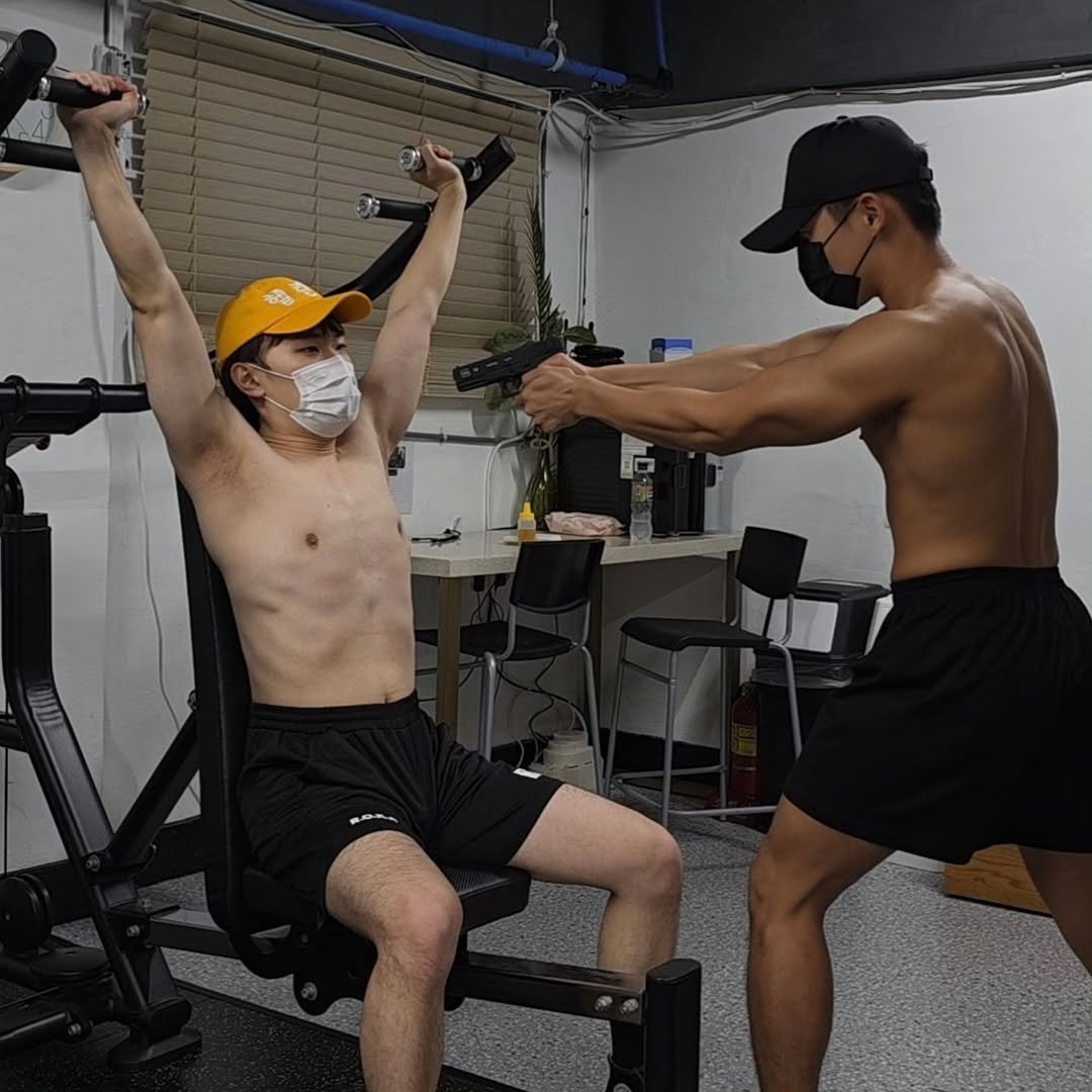 Photo by 근육TV in 대한 민국. May be an image of one or more people, biceps, people bodybuilding and text.