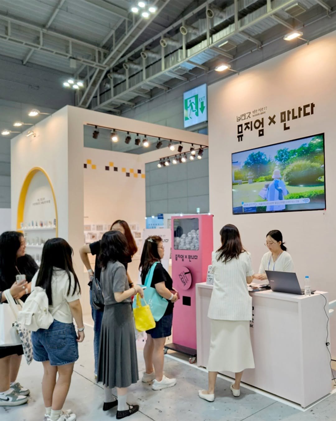 Photo shared by 박물관·미술관 주간 𝗠𝘂𝘀𝗲𝘂𝗺 𝗪𝗲𝗲𝗸 on September 05, 2025 tagging @kormuseumnews. May be an image of one or more people and text.