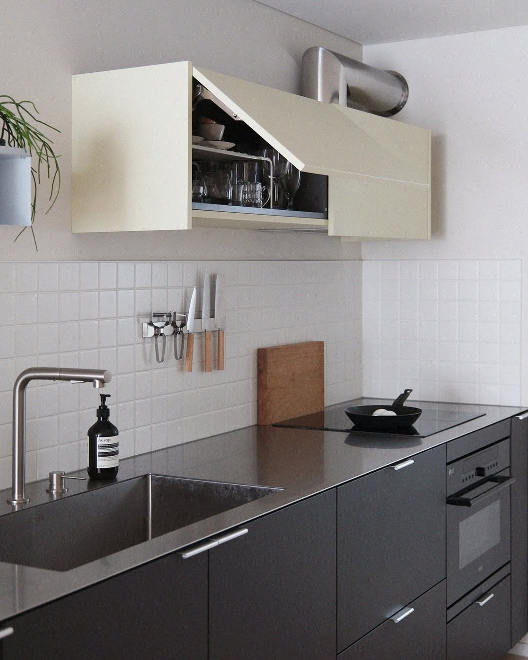 Photo by MMK_community on December 21, 2025. May be an image of range hood, sink, kitchen island, cooker, countertop, cabinet, indoors, kitchen and text.