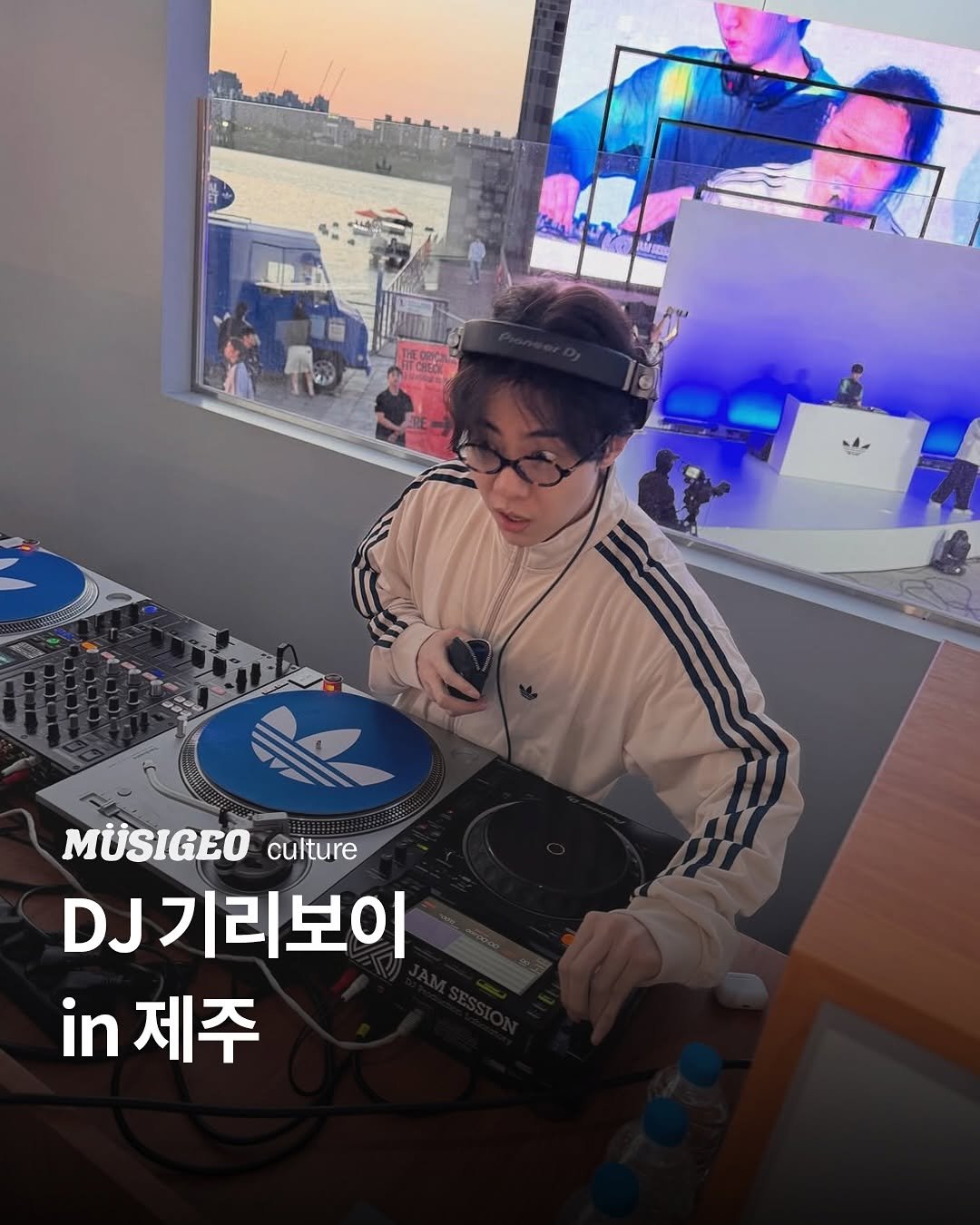 Photo by 무시거 매거진 l 제주 news on August 13, 2025. May be an image of 2 people and text that says 'AlPozn MÜSIGEO culture .J기리보이 in 제주'.