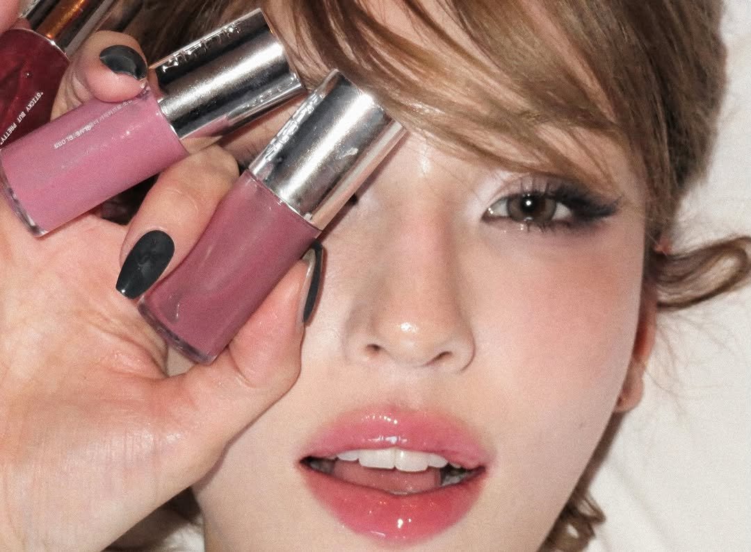 Photo shared by 글맆 GLYF on April 18, 2026 tagging @musinsa_beauty, and @somsomi0309. May be an image of one or more people, eyeliner, makeup, lipstick and text.