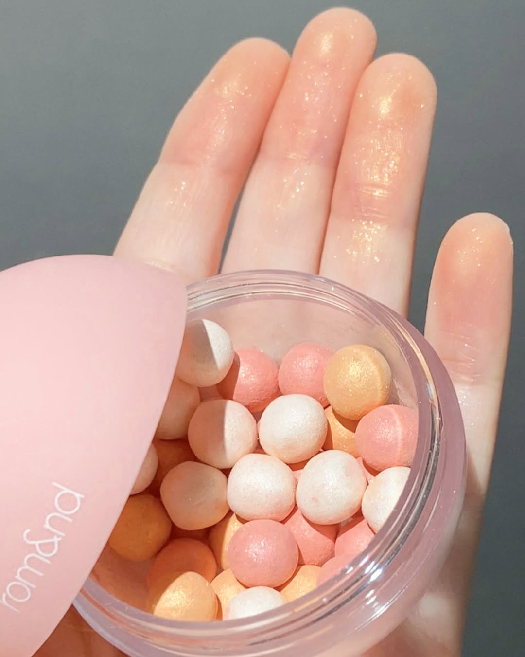 Photo by 무신사 뷰티 MUSINSA BEAUTY on February 16, 2026. May be an image of one or more people, makeup, people chewing bubblegum, cosmetics and text that says 'Οπέлo romEnd'.