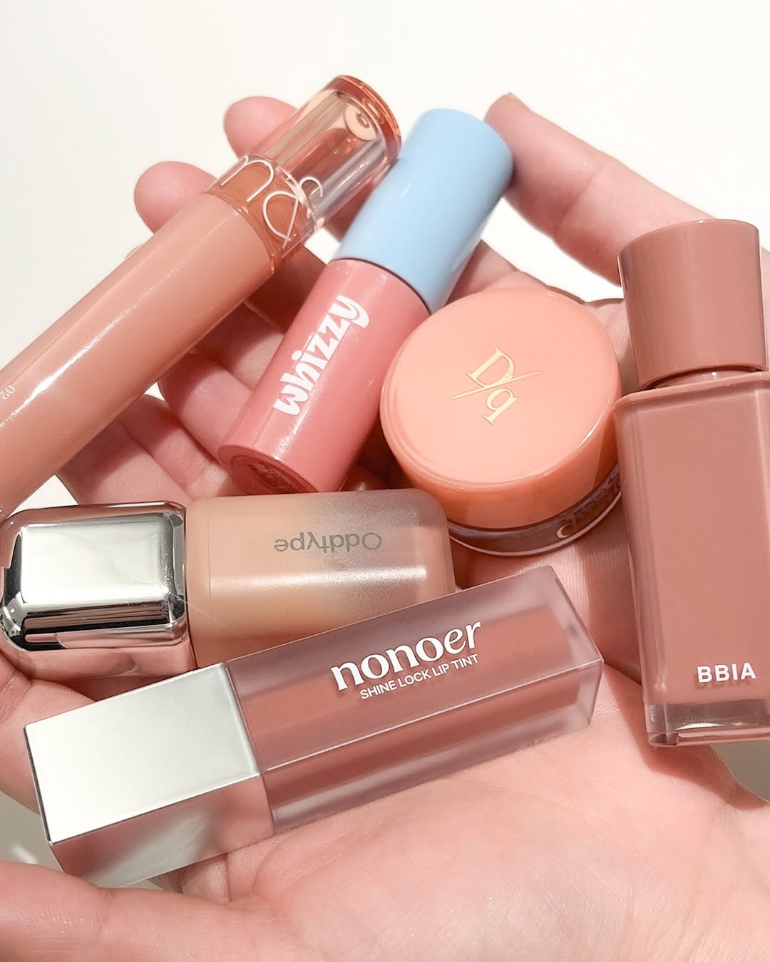 Photo by 무신사 뷰티 MUSINSA BEAUTY on January 05, 2026. May be an image of one or more people, makeup, lipstick, cosmetics and text that says '0 no ί whizzy ly 3appo nonoer LOCKLIP TINT SHINE ΒΙ'.