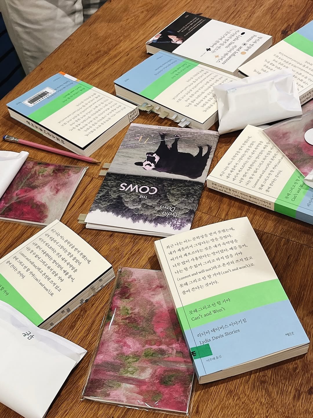 Photo shared by 무슨서점 | 연남동서점 on March 27, 2026 tagging @etrebooks. May be an image of studying, diary, pallette, book, clipboard and text.